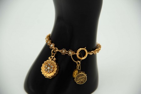 Pulseira de ouro amarelo articulada com pérolas aplicadas em cada elo e medalha 