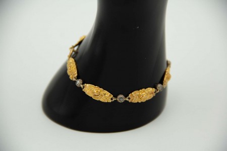 Pulseira de ouro e prata multi articulada com elos em forma de rosas relevadas