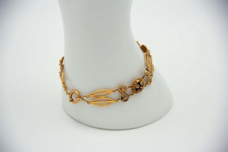 Pulseira articulada com caramujos, rosinhas em ouro amarelo e esmaltes