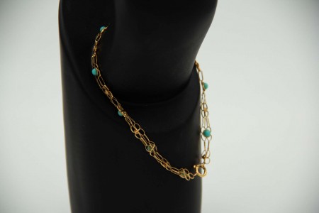 Pulseira em ouro amarelo com elos articulados e turquezas aplicadas.