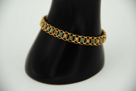 Pulseira de ouro amarelo com meias pérolas e turquezas aplicadas.