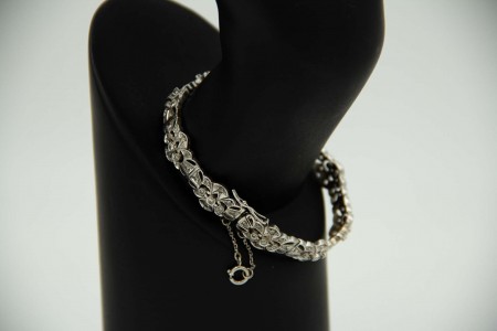 Pulseira de ouro branco articulado com elos em forma de flores com quatro pérola