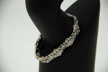 Pulseira de ouro branco articulado com elos em forma de flores com quatro pérola