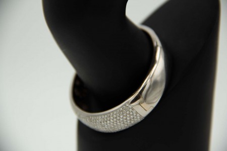 Pulseira oval em ouro branco com diamantes