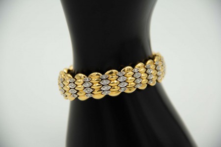 Pulseira oval em ouro bicolor em formato de mola e ao estilo escrava