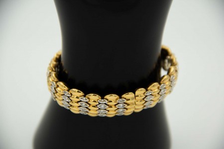 Pulseira oval em ouro bicolor em formato de mola e ao estilo escrava