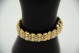 Pulseira oval em ouro bicolor em formato de mola e ao estilo escrava