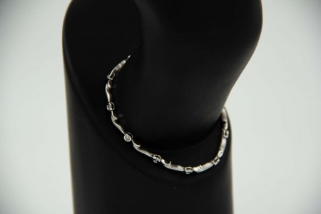 Pulseira de ouro branco articulada com pequenos diamantes
