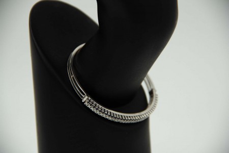 Pulseira de ouro branco articulada ao estilo de escrava em três fieiras