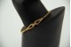 Pulseira em ouro amarelo em forma de laço no centro e diamantes (31) em talhe br