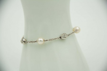 Pulseira de ouro branco com três pérolas e diamantes