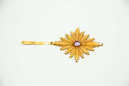 Resplendor em ouro amarelo com ametista polida