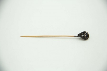 Alfinete de de gravata em ouro e prata com lascas de diamantes