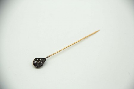 Alfinete de de gravata em ouro e prata com lascas de diamantes