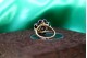 Anel em ouro e prata em forma de flor com lascas de diamantes nas pétalas e no c