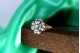 Anel em ouro e prata em forma de flor com lascas de diamantes nas pétalas e no c