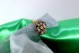 Anel em ouro e prata em forma de flor com lascas de diamantes nas pétalas e no c