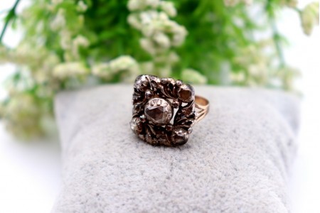  Anel em ouro e prata diamantes em talhe rosa.
