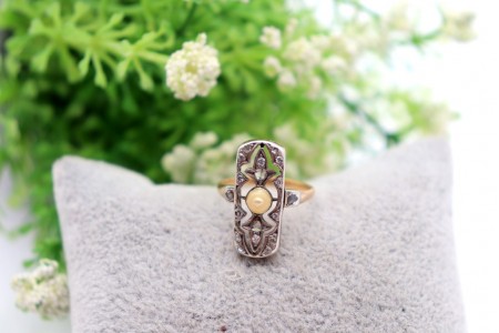 Anel em ouro e prata com  diamantes (12) em talhe brilhante 8/8, lascas de diama