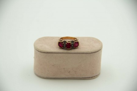 Anel em ouro e prata com lascas de diamantes e aplicação de três (3) rubis 