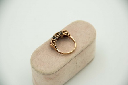 Anel em ouro e prata com lascas de diamantes e aplicação de três (3) rubis 