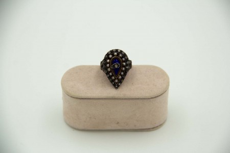 Anel de ouro e prata relevado com diamantes (4) em talhe brilhante antigo