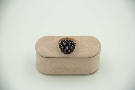 Anel de ouro e prata com com diamante em talhe brilhante e lascas de diamante.