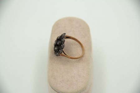 Anel de ouro e prata com com diamante em talhe brilhante e lascas de diamante.
