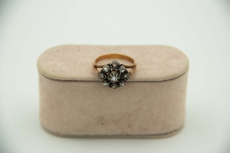 Anel de ouro e prata com diamante central em talhe brilhante e (8) lascas de dia