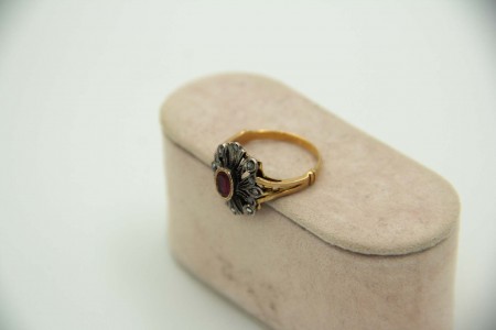 Anel de ouro e prata com com lascas de diamantes envolvendo mesa com rubi 