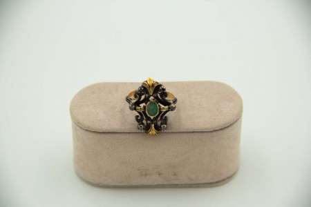Anel de ouro e prata com esmeralda e lascas de diamantes