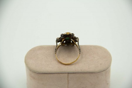 Anel de ouro e prata com esmeralda e lascas de diamantes