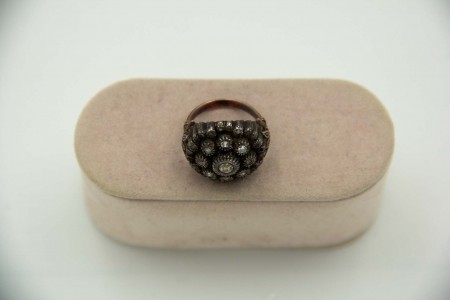 Anel ouro e prata com diamantes em talhe brilhante e lascas de diamantes.