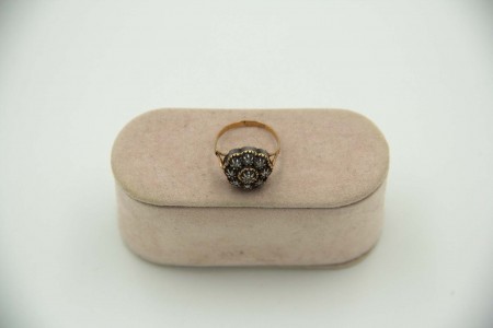 Anel em ouro e prata com lascas de diamante.