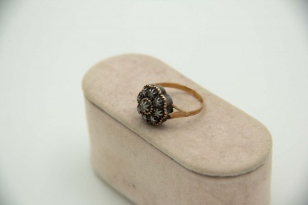 Anel em ouro e prata com lascas de diamante.