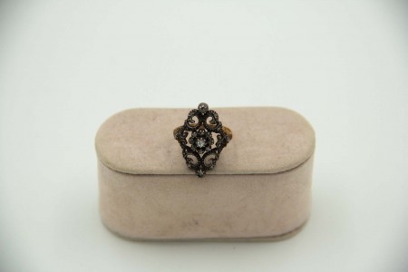 Anel de ouro e prata com recortes e lascas de diamantes aplicadas