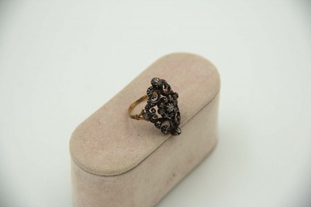 Anel de ouro e prata com recortes e lascas de diamantes aplicadas