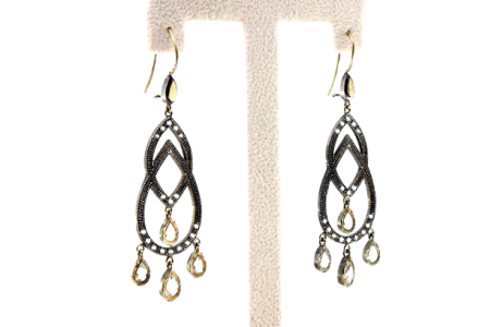 Par de brincos em ouro e prata com zircónias aplicadas e pingentes suspensos