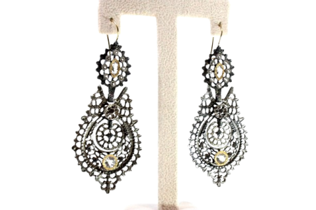 Par de brincos em ouro e prata com zircónias ao estilo rainha.