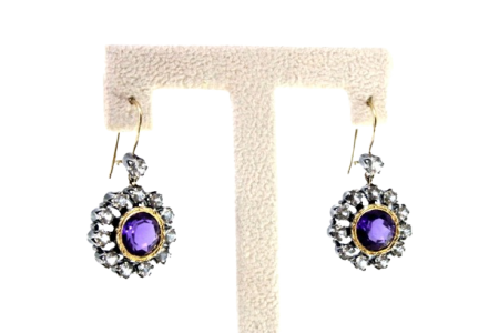 Conjunto de brincos em ouro e prata com onze diamantes e pedra roxa ao centrr