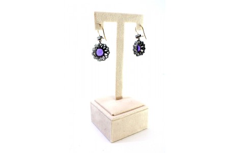 Conjunto de brincos em ouro e prata com onze diamantes e pedra roxa ao centrr