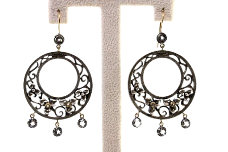 Par de brincos em ouro e prata com quatro pingentes e zircónias aplicadas.