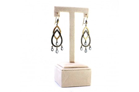 Par de brincos em ouro e prata com quatro pingentes e zircónias aplicadas.