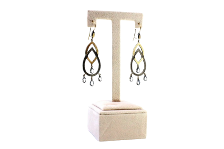 Par de brincos em ouro e prata com quatro pingentes e zircónias aplicadas.