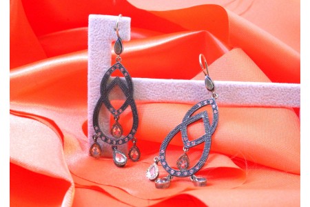 Par de brincos em prata e ouro com quatro pingentes e zircónias aplicadas.