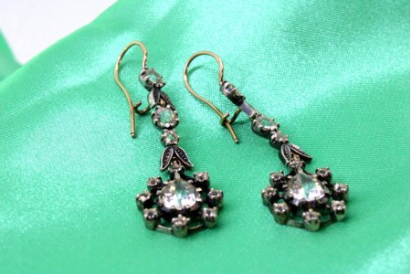 Par de brincos em ouro e prata com zircónias e aplicações florais.