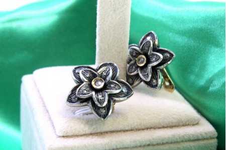 Par de brincos em ouro e prata em forma de flor com zircónia e lascas 