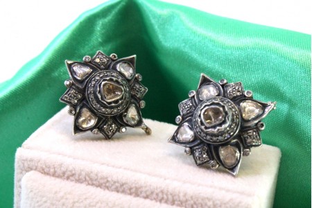 Par de brincos em ouro e prata com zircónias e lascas e diamantes coroados.