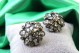 Par de brincos em ouro e prata redondos com zircónias e lascas de diamante.