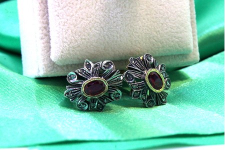 Par de brincos em ouro e prata com lascas de diamantes e rubis sintéticos.